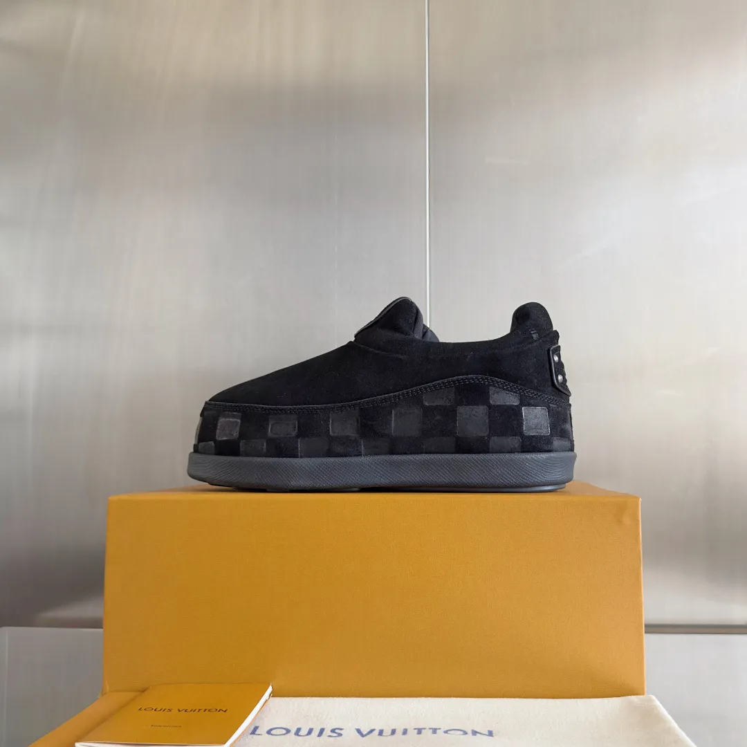 [L Family x Ingo joint model] Top P: 820💰 ▪️Size: Women's 35-40 (customized at 41.42 for women). Men's 39-44 (customized at 38.45.46) LV x Ingo joint model Top version Fatty Forrest Gump shoes Thick sole Couple model Casual sports shoes Original purchase and development Production LV Yeti lace-up shoes from LV Yeti The series combines Japanese "small feet" fashion aesthetics with classic Louis Vuitton elements in avant-garde strokes, subtly paying tribute to the traditional Japanese culture of taking off shoes when entering the house. The suede cow leather is partially embossed with Nigo's reinterpreted Damier pattern, and the comfortable casual shoe configuration highlights street style. Exquisite packaging at the delivery counter🛍📦 ▪️Fabric: Original imported first-layer cowhide ▪️Inner lining: Original custom-made breathable mesh ▪️Sole: Original molded non-slip TPU material ▪️Sole thickness: 5CM
